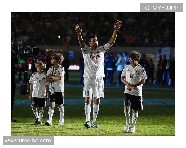 马丁内斯的传奇之路：从无名小卒到足球巨星的奋斗历程